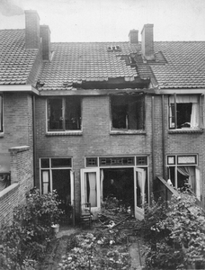 44153 Gezicht op de achtergevel van een tijdens de oorlog door een bom beschadigde en deels uitgebrand huis aan de ...